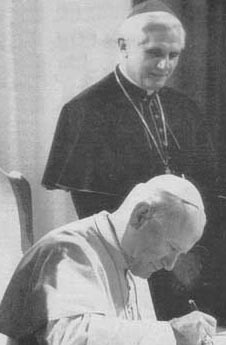 El cardenal Ratzinger, nuevo Papa de la Iglesia, con el nombre de Benedicto XVI